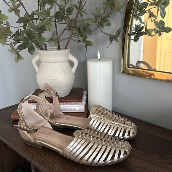 Wonderly Women’s Tibby Gold Huarache Flats - Picture 5 of 9